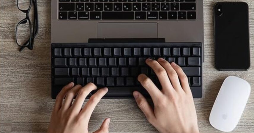 「HHKB」のキーワードを打つ手のクローズアップ画像