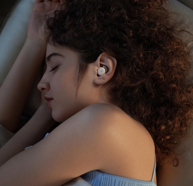 睡眠用イヤホンをつけて快適に眠る女性、Anker Sleep A20のイメージ